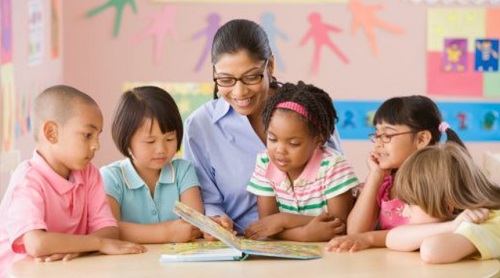 Professora-com-alunos-lendo-livro